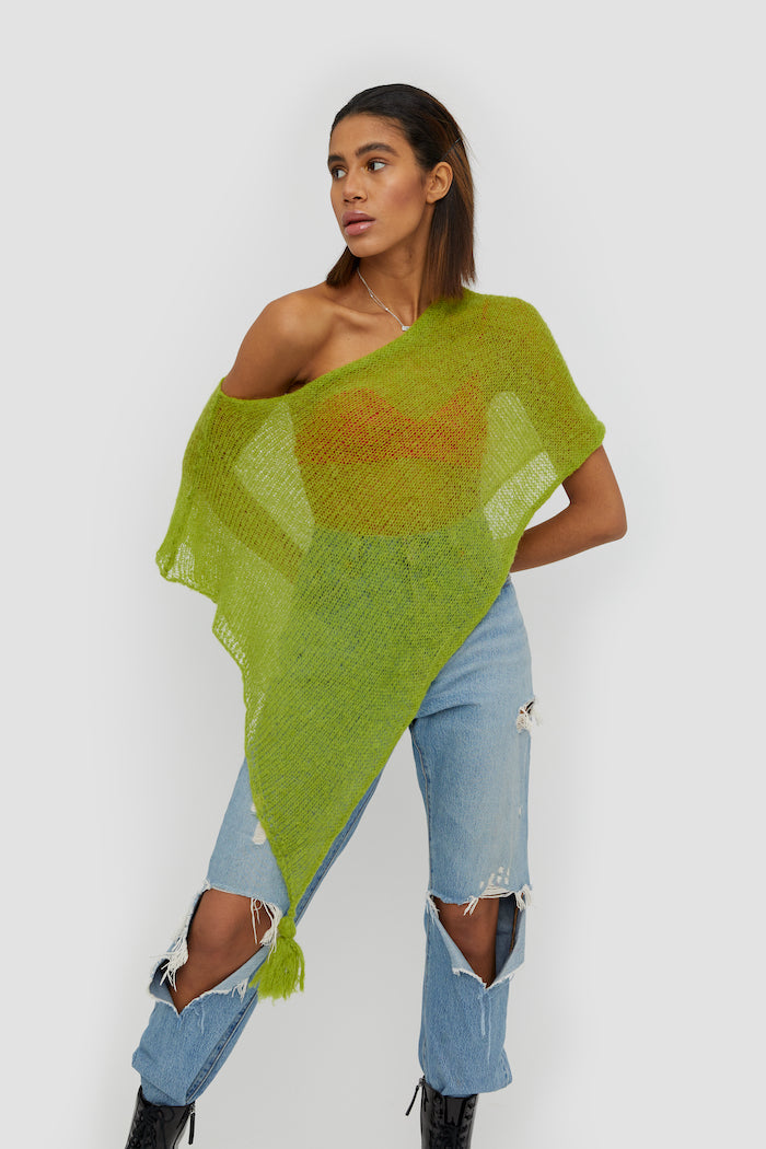 This color is the main highlight of this poncho. Just looking at this sattle and beautiful color reminds us of nature and of spring days.