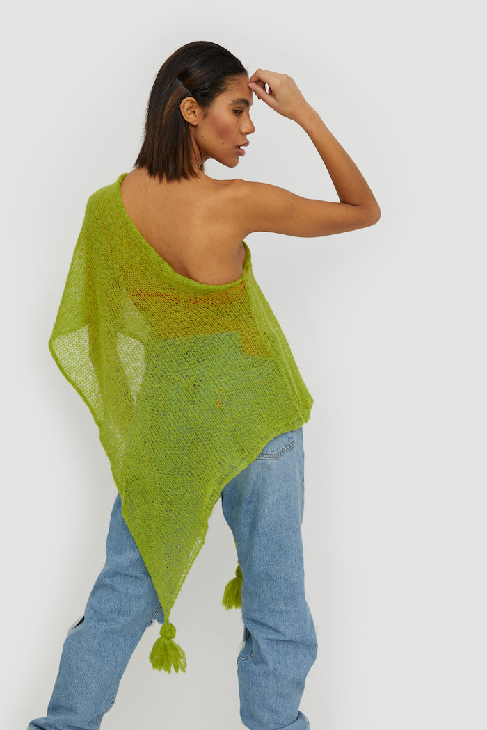 This color is the main highlight of this poncho. Just looking at this sattle and beautiful color reminds us of nature and of spring days.