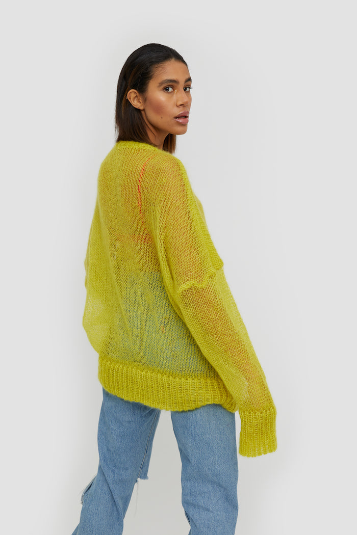 What a unique unusual color! Yes we love unusual and thats why we got inspired by a lovely lemon tree for this jumper.